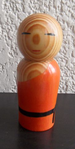 Kokeshi Monje Saholin (Naranja) $150.00 MX