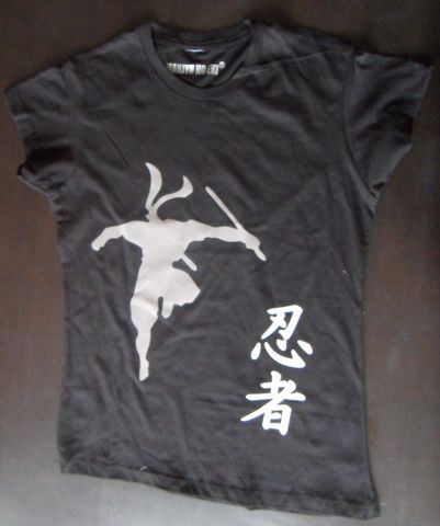 Playera Negra Ninja con Ninja Gris $180.00. En cualquier color y tallas de hombre, Mujer y niño