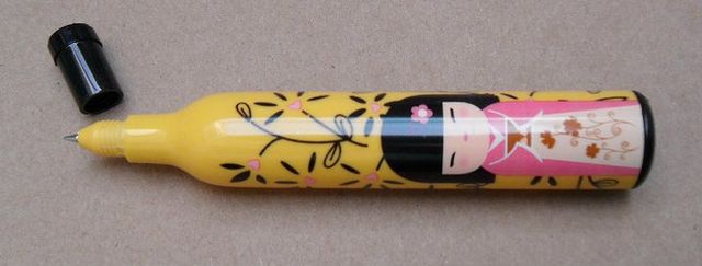 Pluma de kokeshi en forma de botella