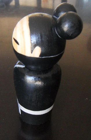 Kokeshi Kunoichi 2 colitas de perfil   $150.00 MX